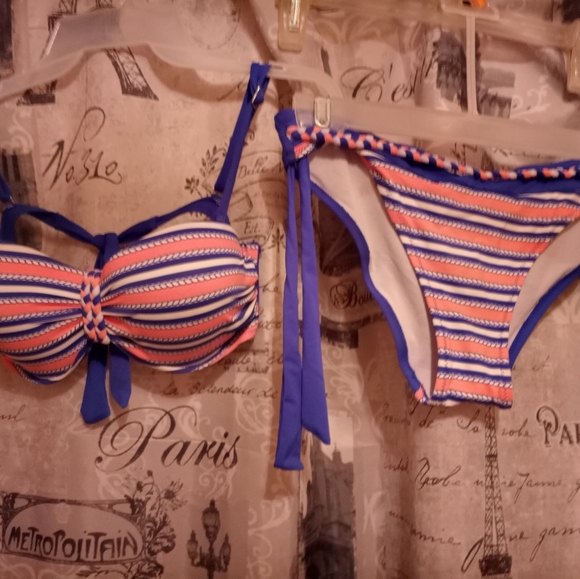 Bikini - Picture 2 of 3